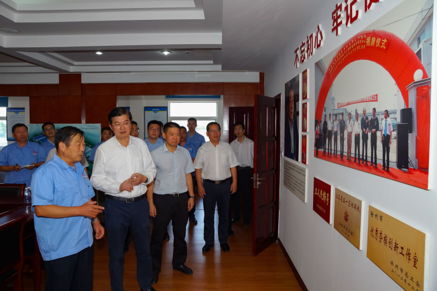 省總工會(huì)主席魏國(guó)強(qiáng)來(lái)公司參觀吳建華勞模團(tuán)隊(duì)創(chuàng)新工作室